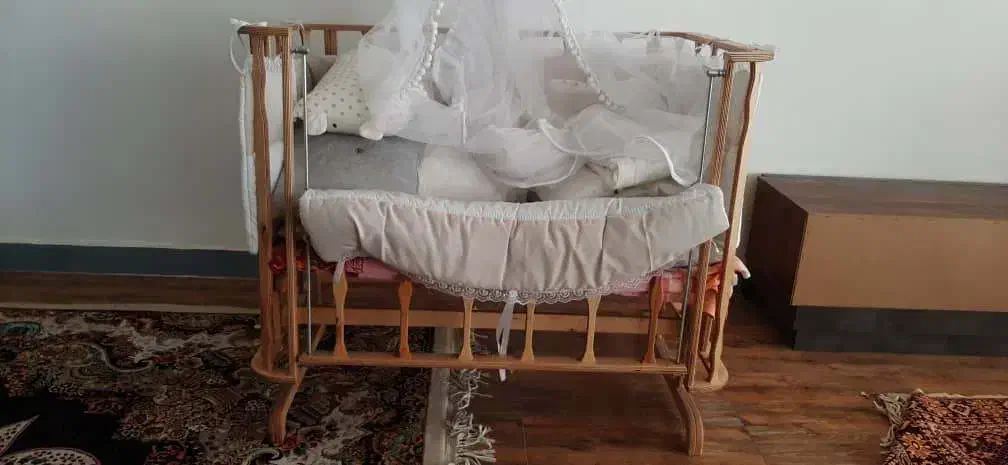 گهواره نوزاد کنار تخت مادر|تخت و صندلی بچه|شیراز, دانشکده کشاورزی دانشگاه شیراز|دیوار