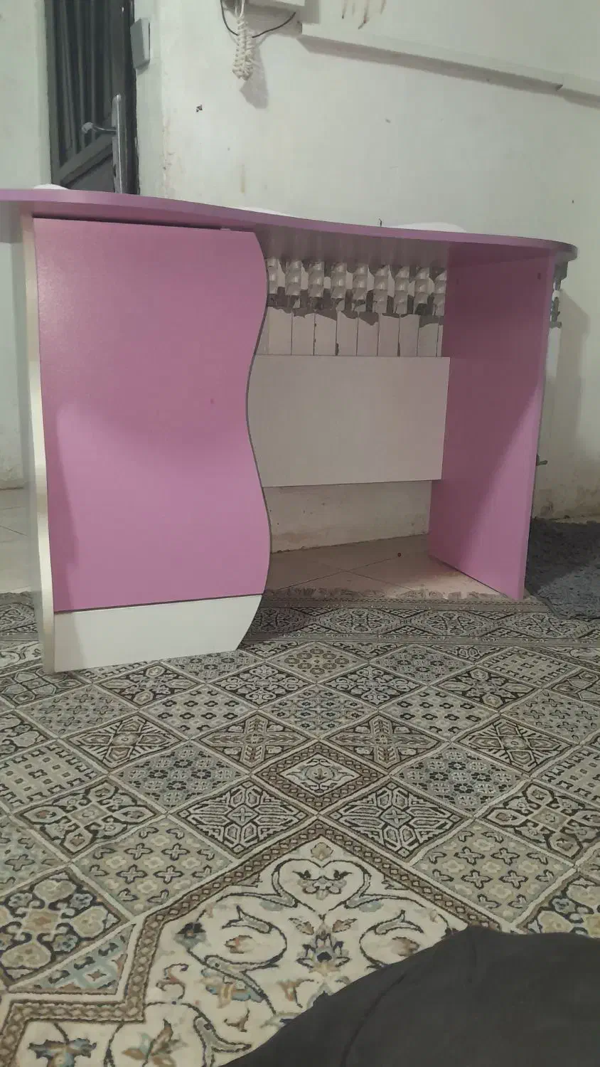 یه عدد میز تحریر صورتی|میز تحریر و کامپیوتر|تهران, زعفرانیه|دیوار