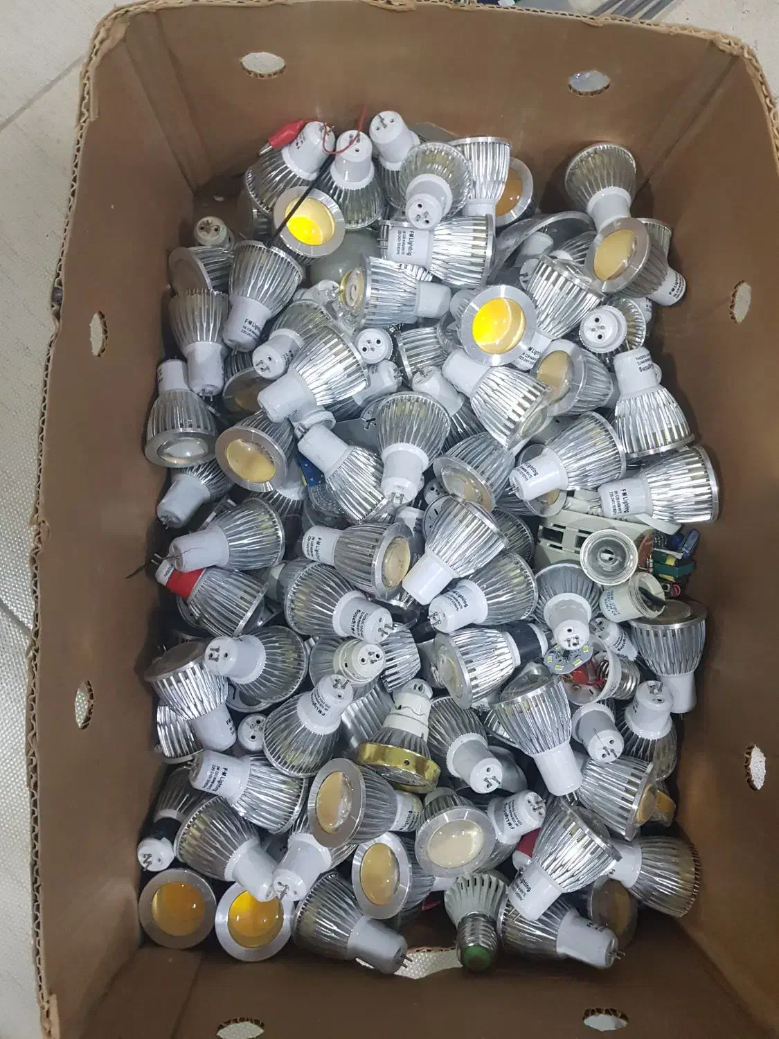 لامپ ال ای دی ...سوخته|لامپ و چراغ|گلبهار, شهر جدید گلبهار|دیوار