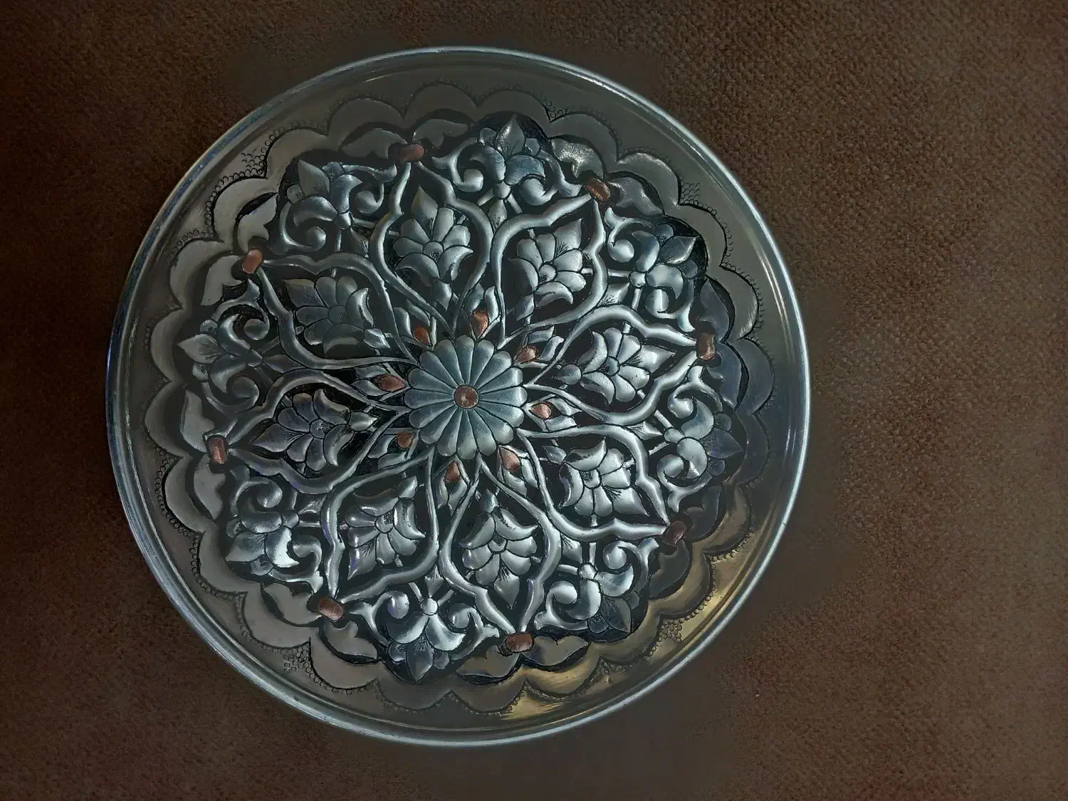 بشقاب مسی قلمزنی شده|صنایع دستی و سایر لوازم تزئینی|دلیجان, |دیوار