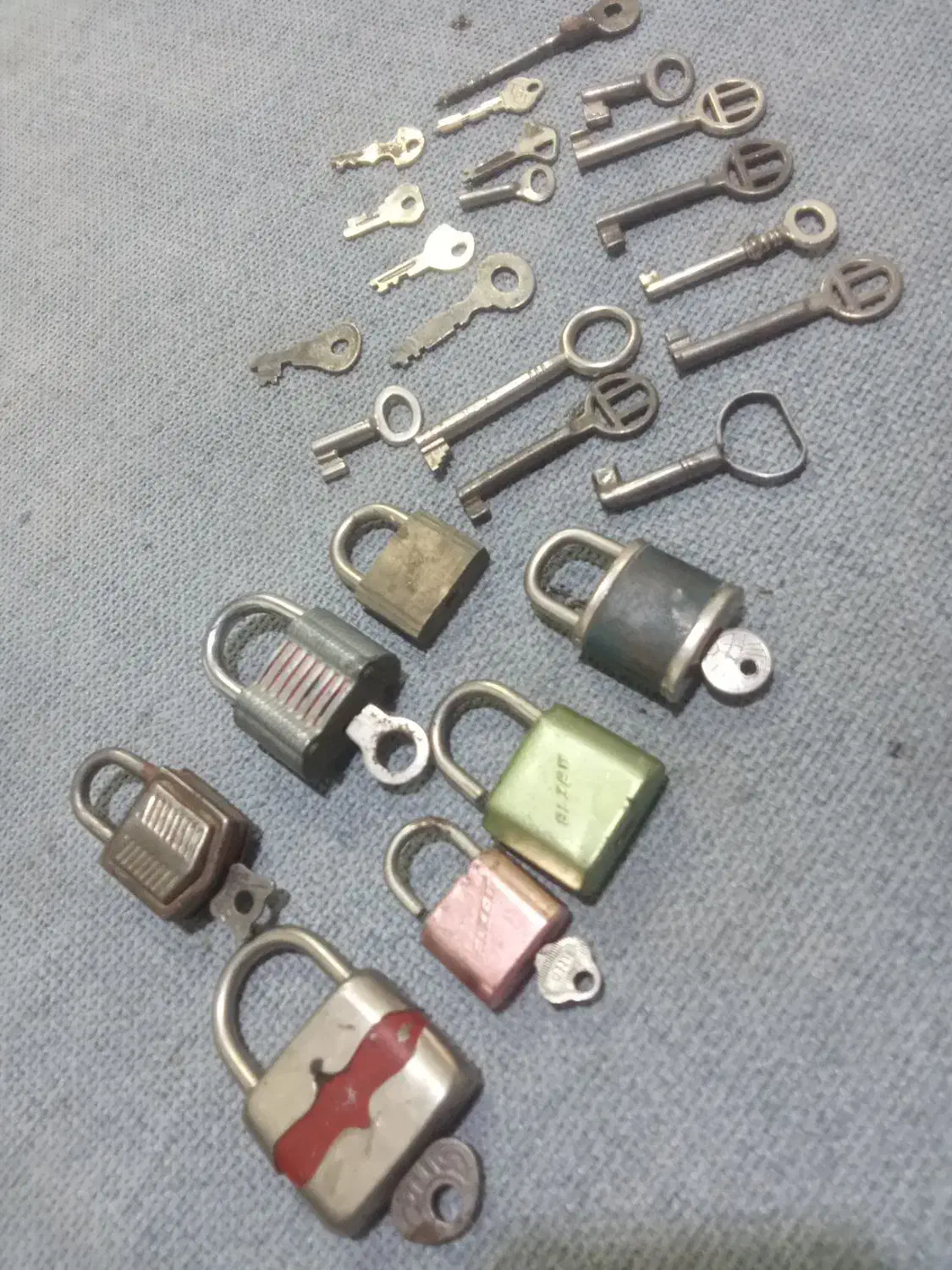 تعدادی قفل وکلید قدیمی|کلکسیون اشیاء عتیقه|کرمان, |دیوار