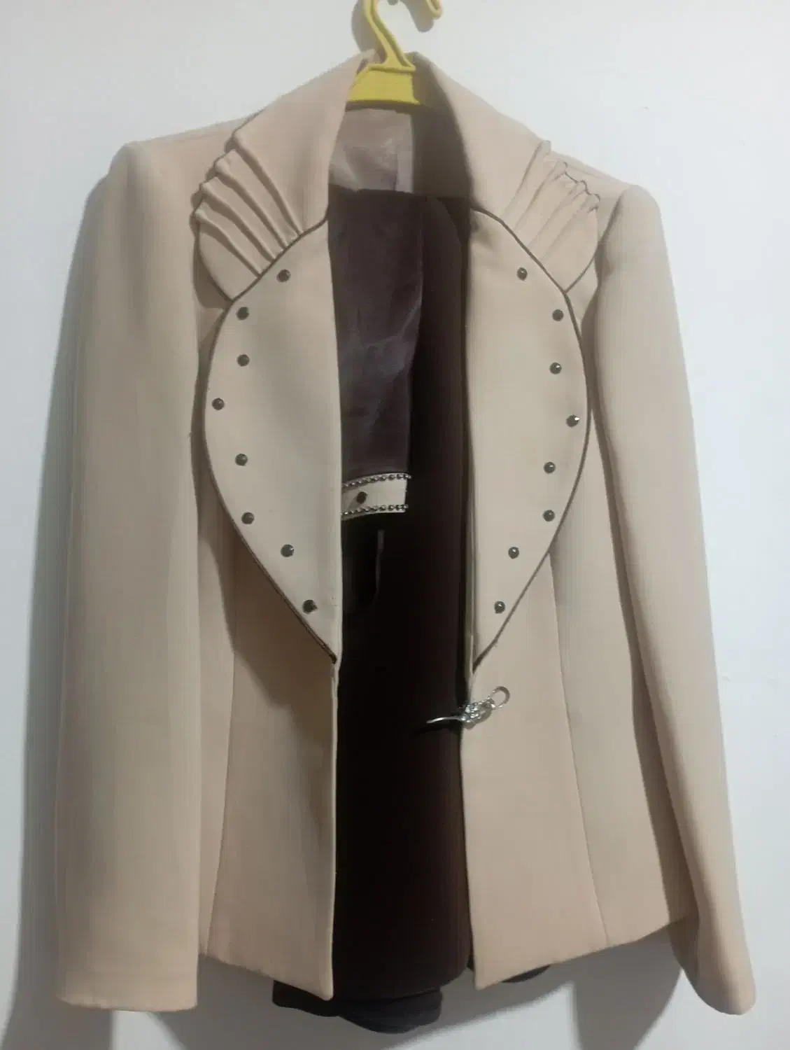 کت دامن|لباس|رباط‌کریم, رباط‌کریم|دیوار