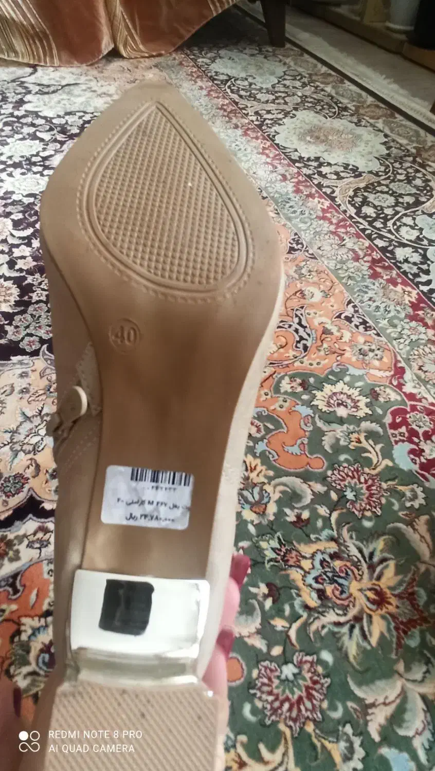 کفش|کیف، کفش، کمربند|قم, نیروگاه|دیوار