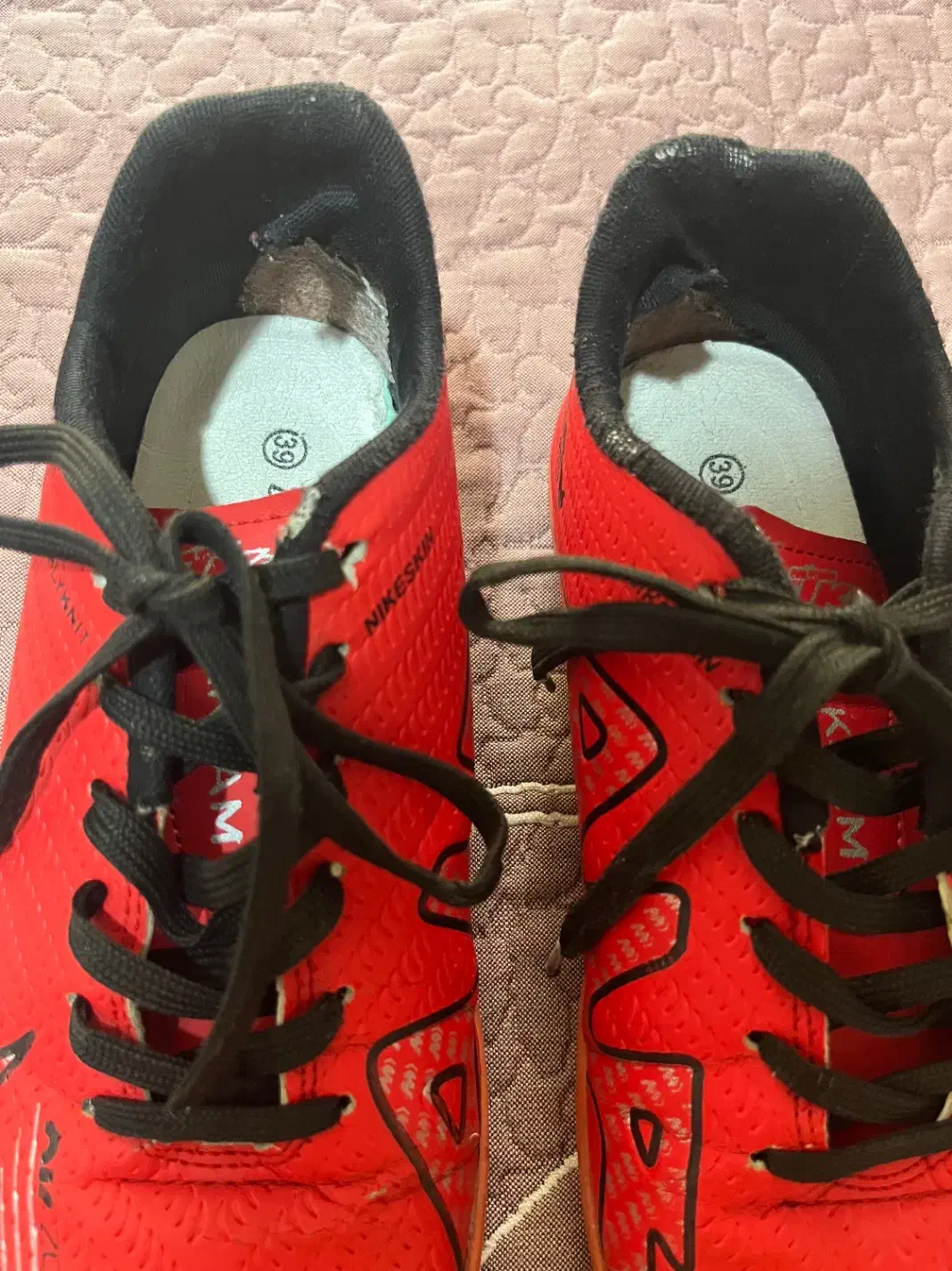 کتونی فوتبال|تجهیزات ورزشی|اندیشه, اندیشه فاز ۴|دیوار