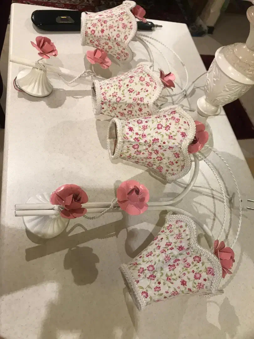 آباژور و ۲عدد دیوار کوب فلزی گل دار صورتی سفید|چراغ خواب و آباژور|تهران, تهرانپارس غربی|دیوار