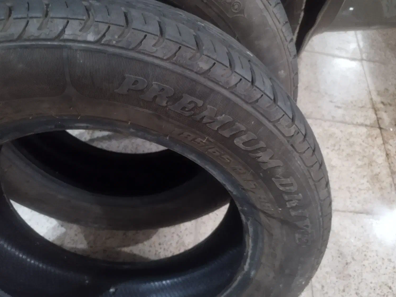 یک جفت لاستیک درحد|قطعات یدکی و لوازم جانبی|میانه, |دیوار