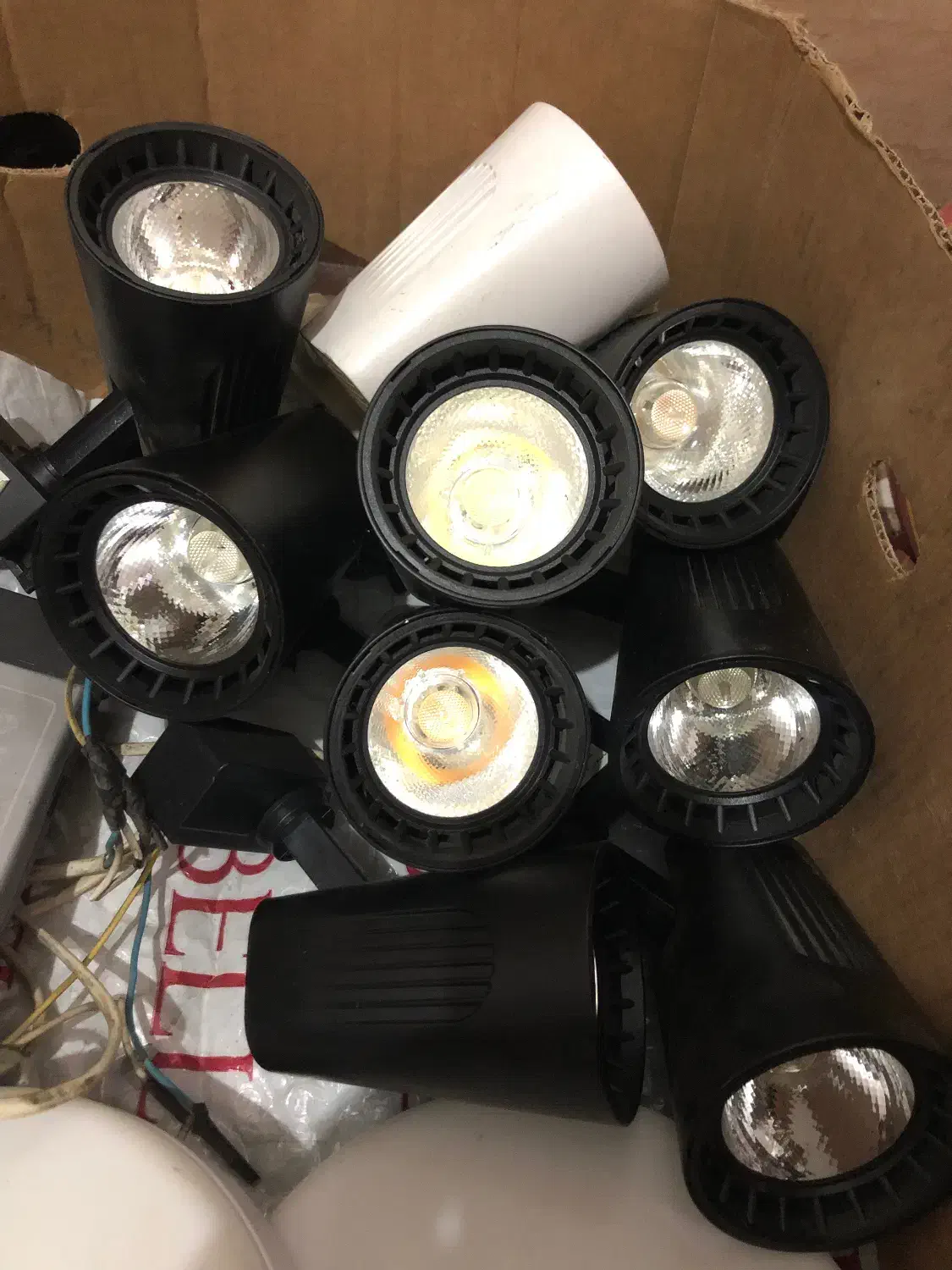 لامپ ترانس تابلو پروژکتور پریز برق لامپ ریلی سقفی|لامپ و چراغ|رشت, جماران|دیوار