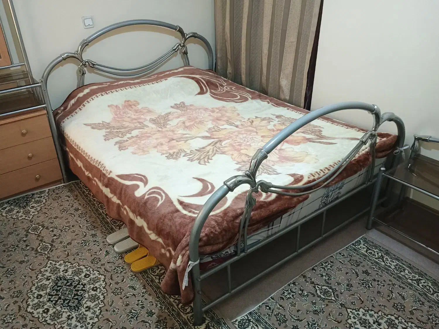 تخت دو نفره فلزی همراه میزتوالت و عسلی|تخت و سرویس خواب|اندیشه, اندیشه فاز ۴|دیوار