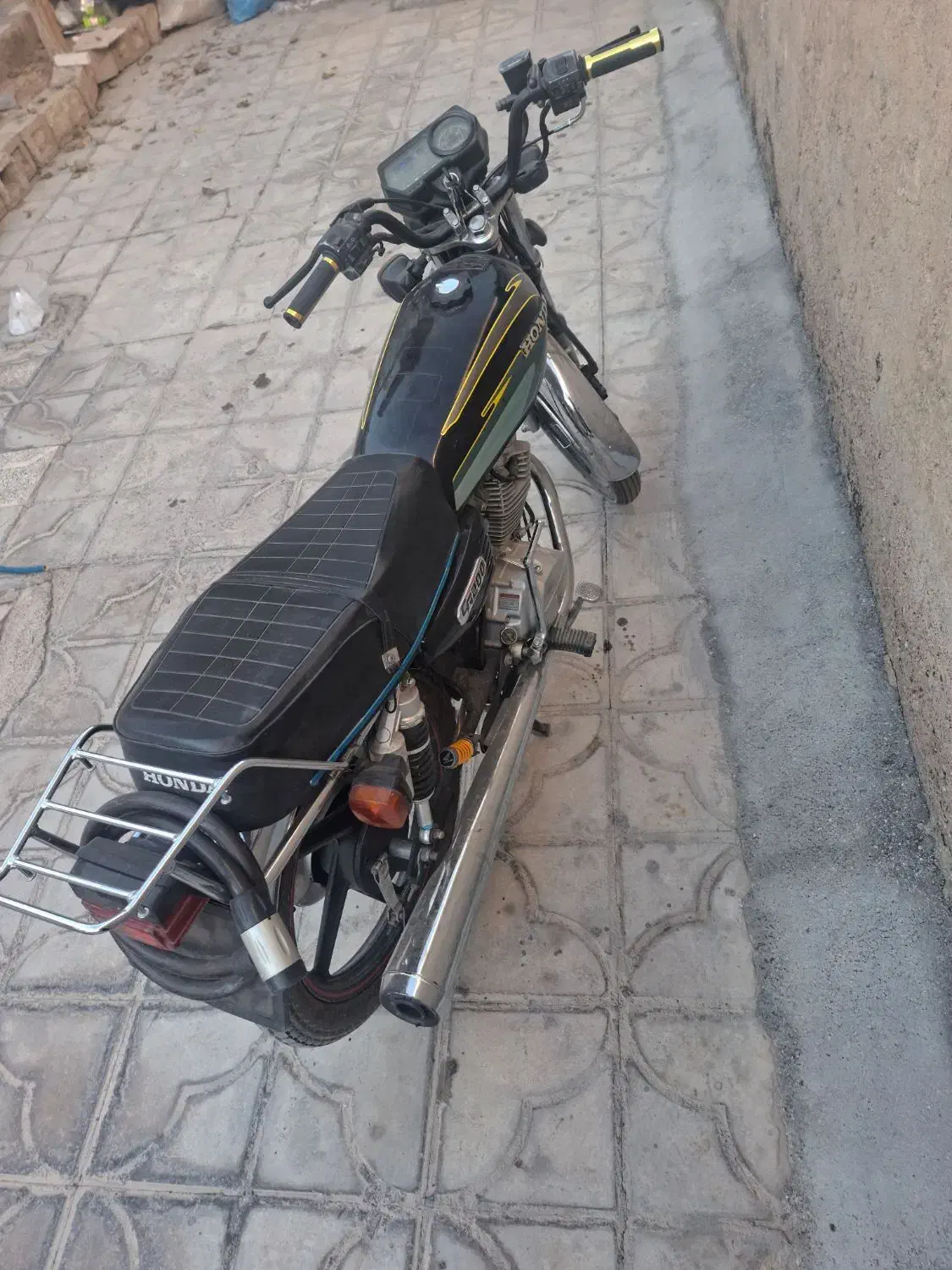 موتور|موتورسیکلت|شیراز, گل سرخ|دیوار