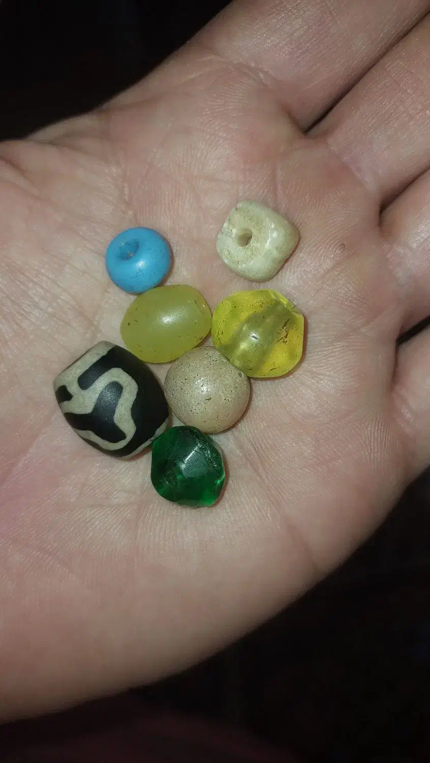 تعدادی مهره|بدلیجات|شهرکرد, |دیوار