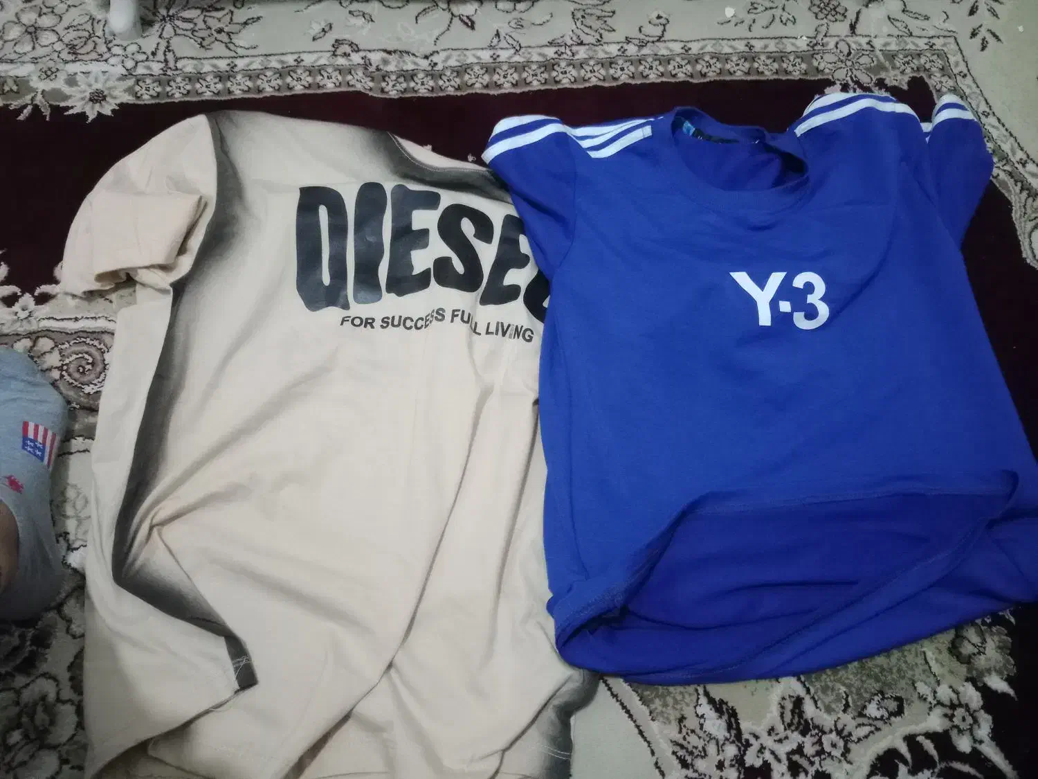 لباس|لباس|مشهد, موعود|دیوار