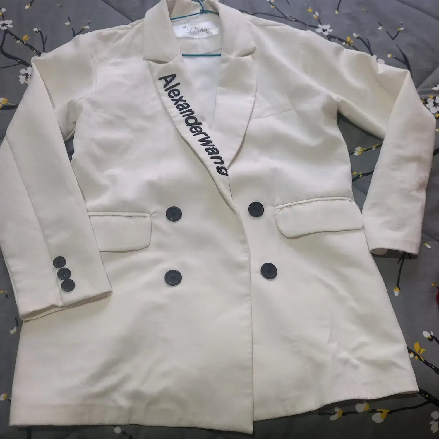 با عرض سلام ۳ عدد کت یک عدد پالتو|لباس|اندیشه, اندیشه فاز ۳|دیوار