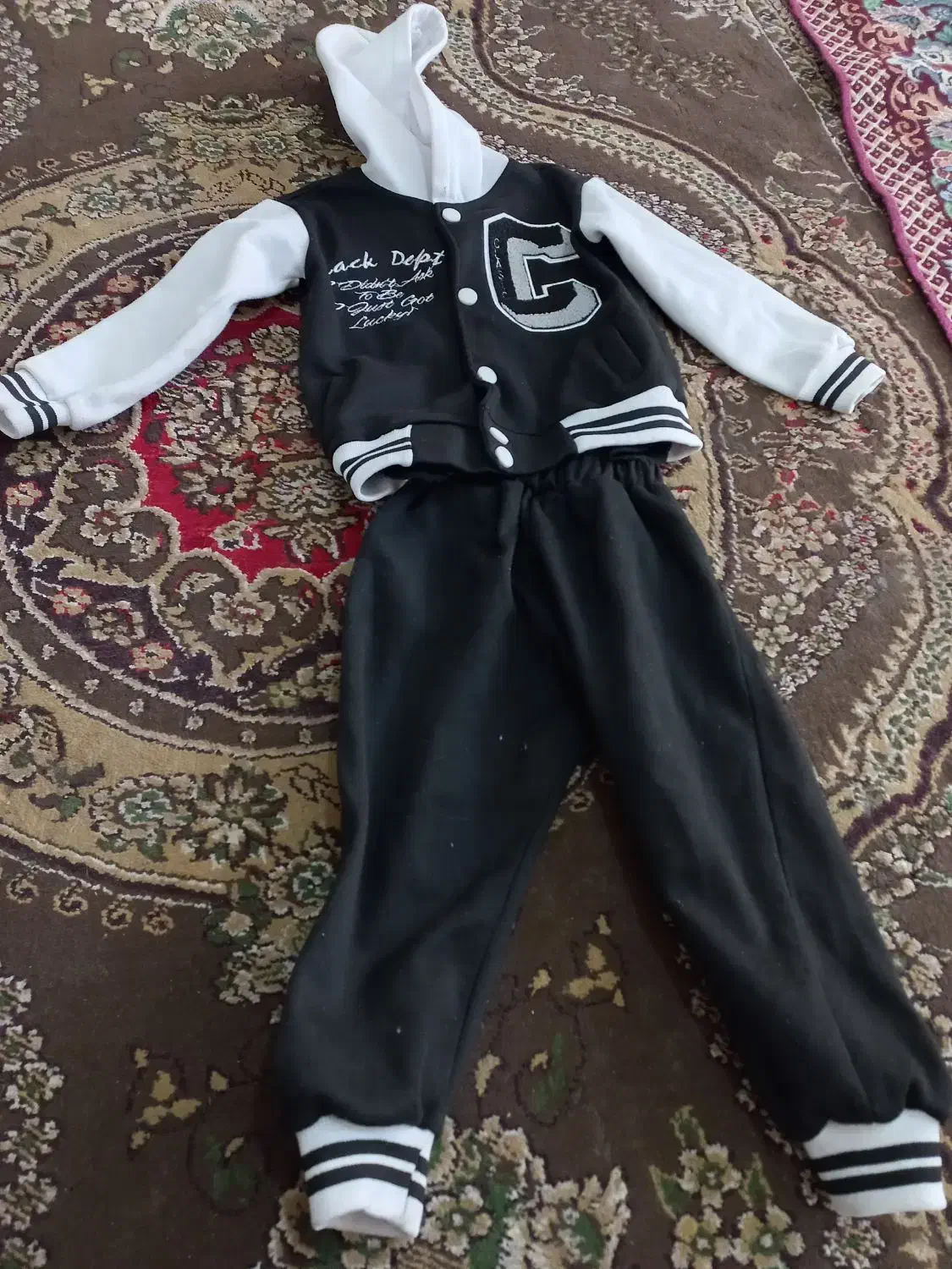 یه تعداد کفش و یه دست لباس زمستونی هودی و شلوار|کفش و لباس بچه|بندر امام خمینی, |دیوار