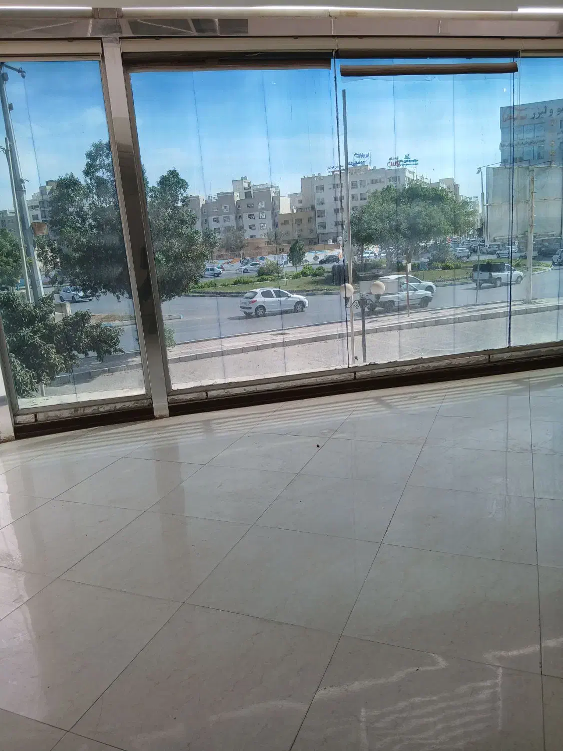 سه‌طبقه ۴۵۰‌متر/پلاک یک میدان صادقیه|اجارهٔ مغازه و غرفه|بندرعباس, |دیوار