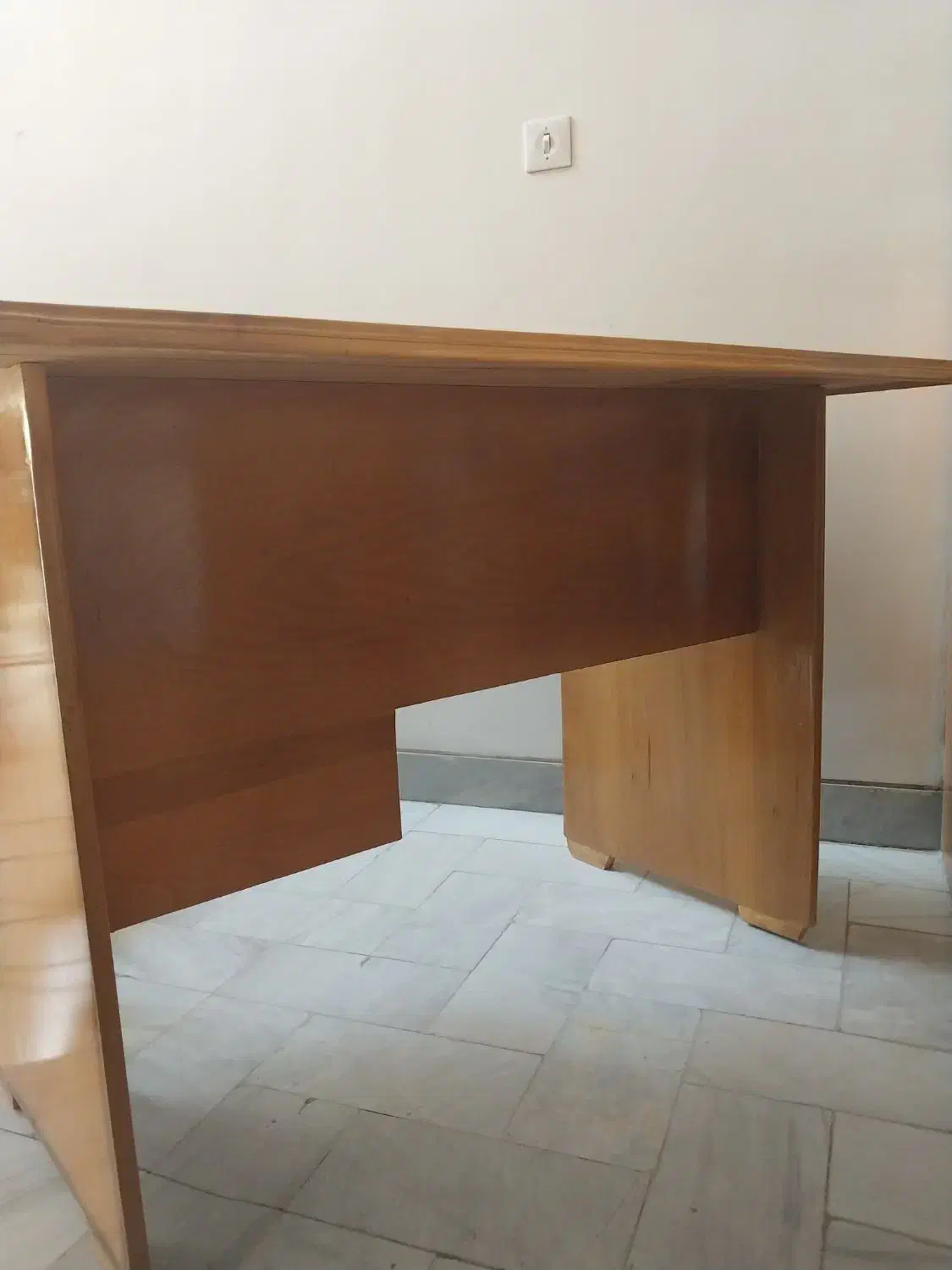 میز تحریر|میز تحریر و کامپیوتر|اصفهان, باغ دریاچه|دیوار