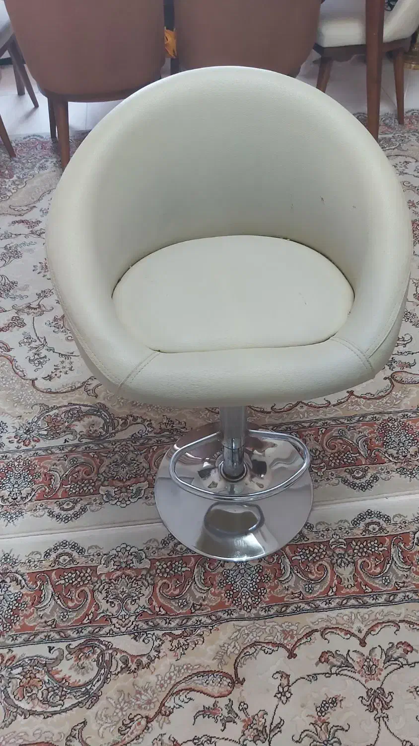 دو عدد صندلی اوپن|صندلی و نیمکت|بندر انزلی, موج شکن|دیوار