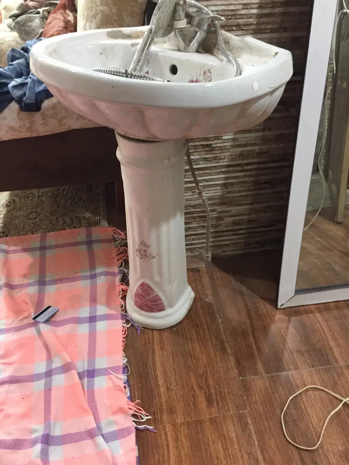 روشویی پایه دارشیراهرمی سردوگرم وسردوش|لوازم حمام|سیرجان, |دیوار