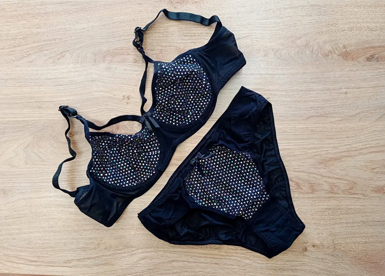 گالری لباس زیر هارنس ...میدان پارسه|لباس|شیراز, شاه قلی بیگی|دیوار