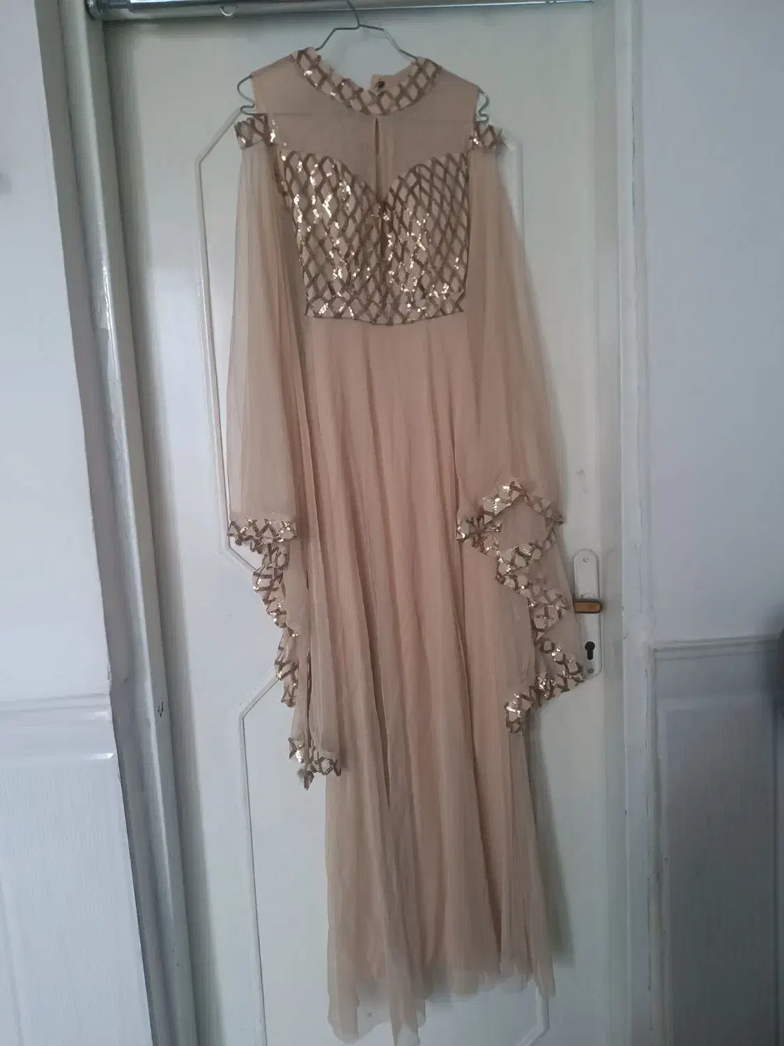 لباس مجلسی|لباس|رباط‌کریم, الارد|دیوار