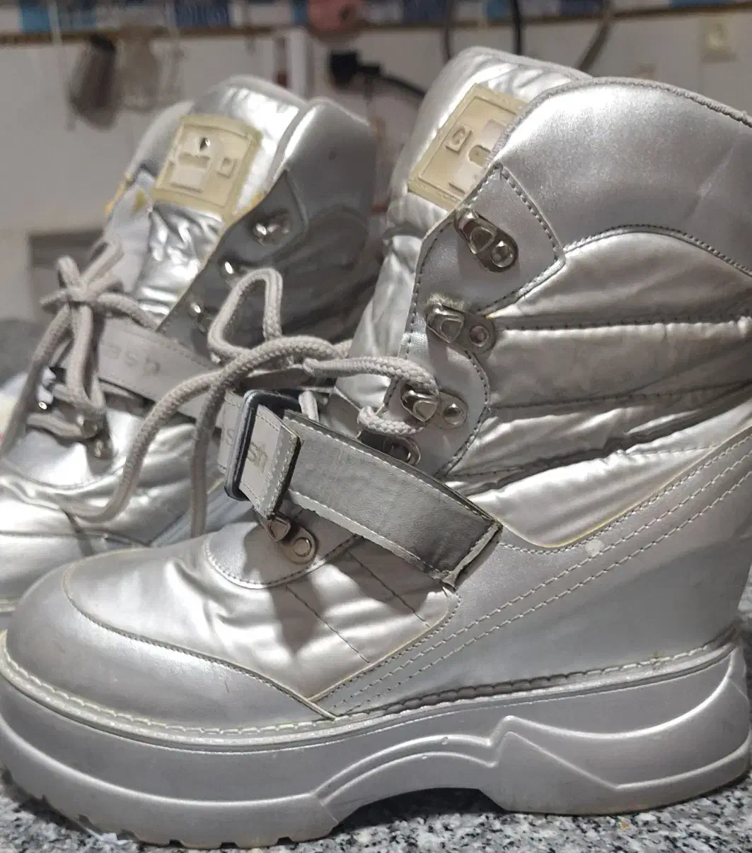 پوتین استوک|کیف، کفش، کمربند|مرودشت, ابوذر شمالی‎|دیوار