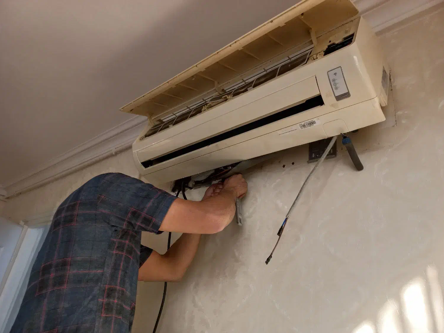 نصب انواع کولر اسپیلت|خدمات پیشه و مهارت|رشت, نیکمرام|دیوار