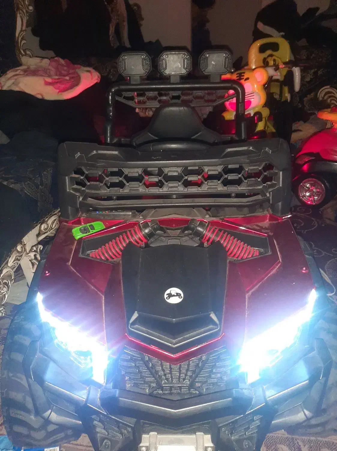 ماشین شارژی دارایه ریموت اهنگ دار|اسباببازی بچه|تبریز, |دیوار