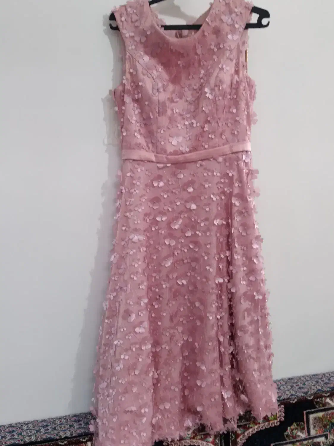 پیرهن|لباس|لالجین, |دیوار