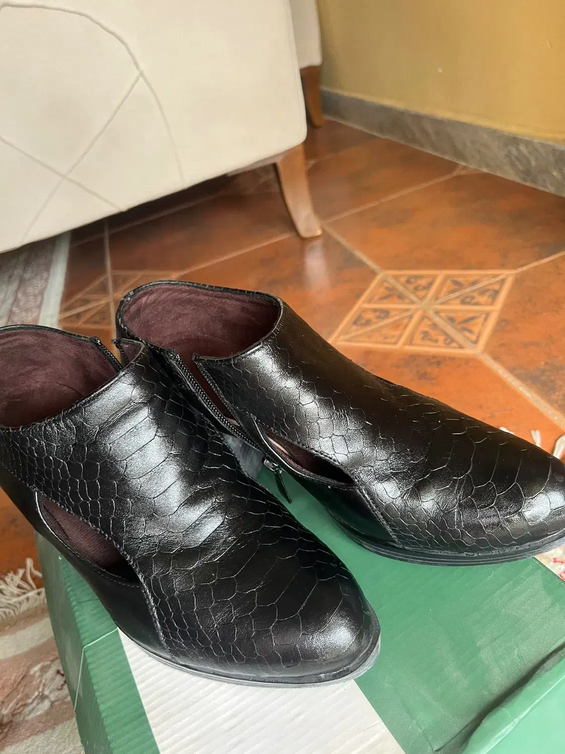 کفش چرم طبیعی|کیف، کفش، کمربند|فومن, |دیوار