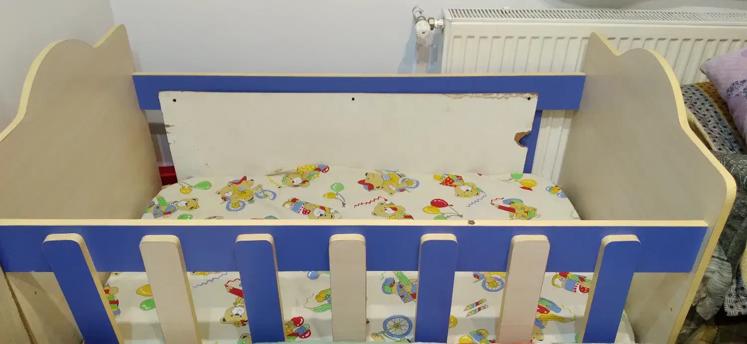 تخت کودک و نوزاد کنار مادر تمیز|تخت و سرویس خواب|مشهد, امیریه|دیوار