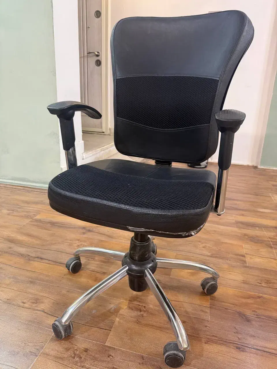 ترولی و صندلی کارمندی و پلاستیکی|مبلمان اداری|مشهد, هنرستان|دیوار