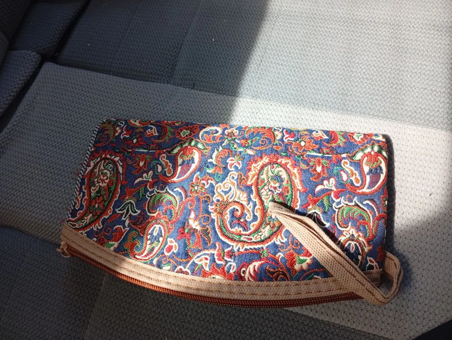 کیف و کفش|کیف، کفش، کمربند|نیشابور, بزرگمهر|دیوار