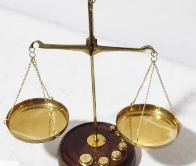 ترازوی برنجی عدالت|کلکسیون اشیاء عتیقه|دماوند, گیلاوند|دیوار