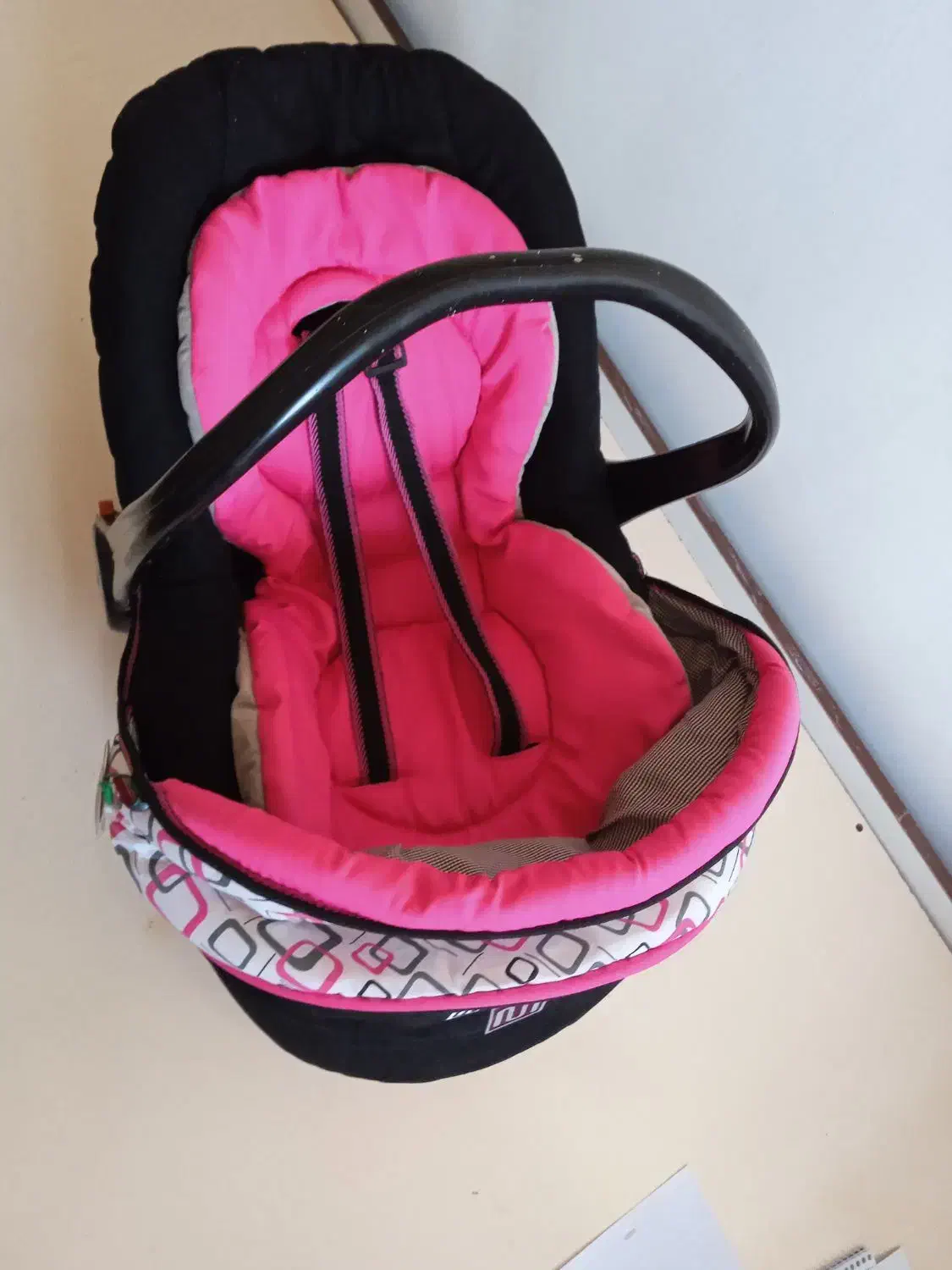 کریر و عروسک هر دوسالم وزیبا|کالسکه و لوازم جانبی|صدرا-فارس, فاز ۱|دیوار