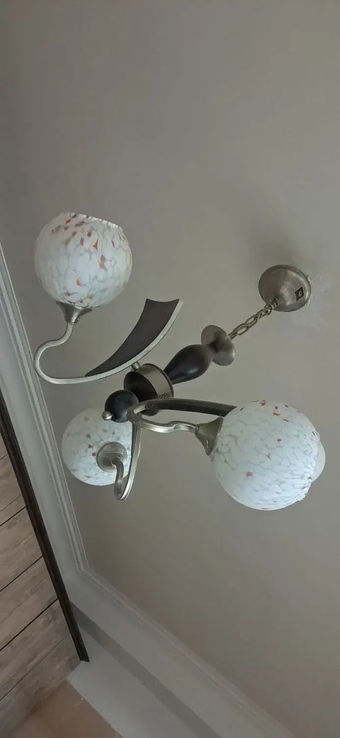 لوستر سه شاخه|لوستر و چراغ آویز|هشتگرد, فاز ۳ مهستان|دیوار