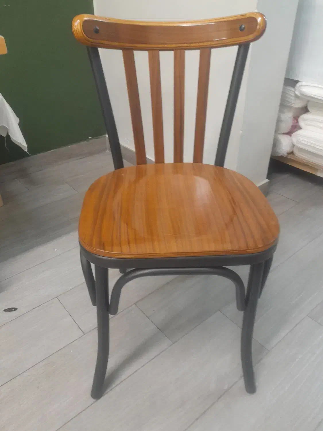 صندلی طرح لهستانی مارک نظری و میز دو نفره|کافی‌شاپ و رستوران|تهران, فلسطین (میدان انقلاب)|دیوار