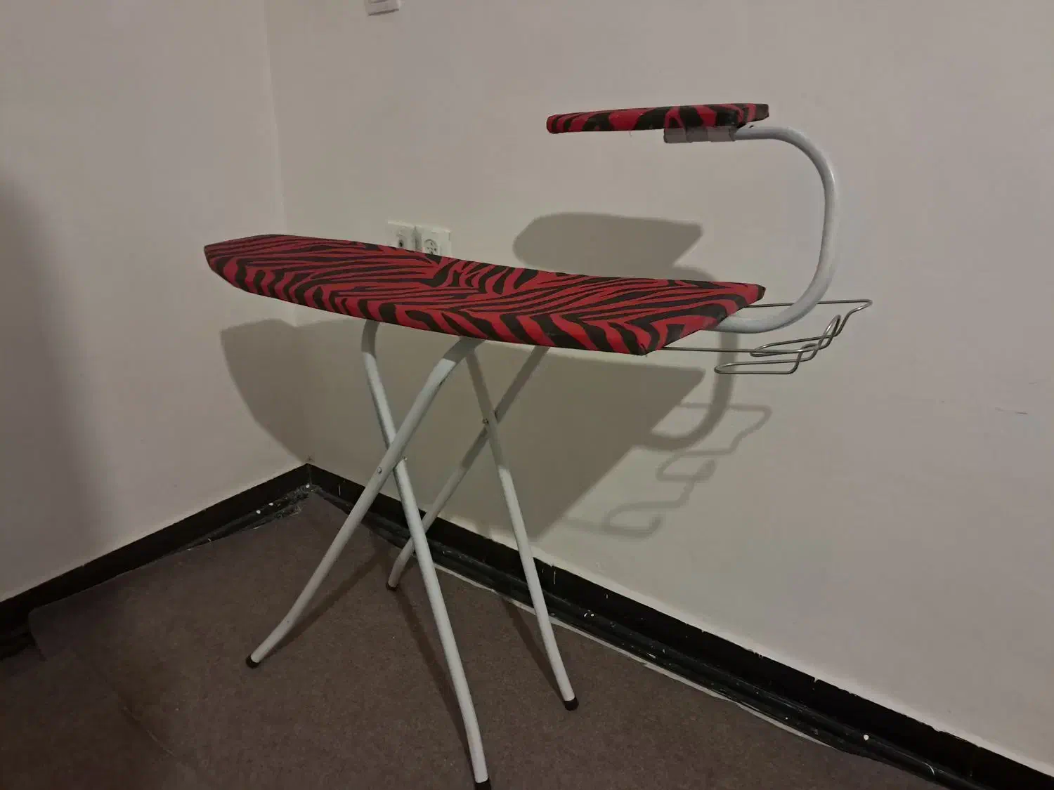 میز اتو در حد نو|اتو و لوازم اتو|خرمآباد, |دیوار