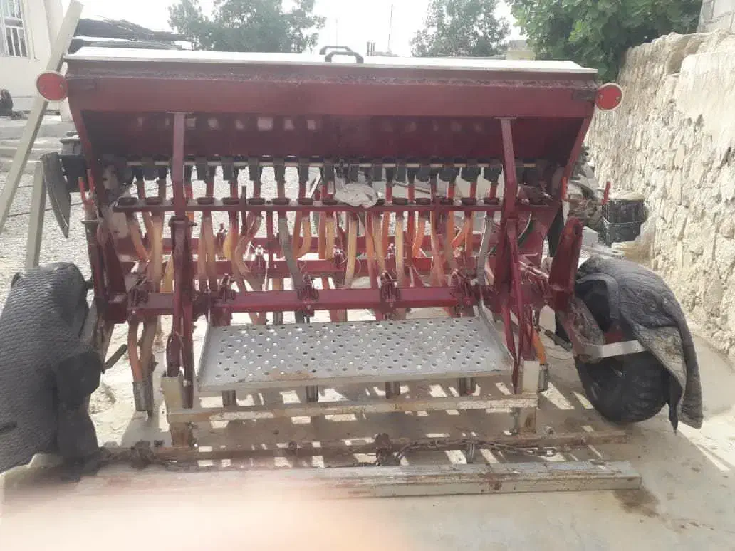 ادوات کشاورزی|ماشین‌آلات صنعتی|خنج, |دیوار