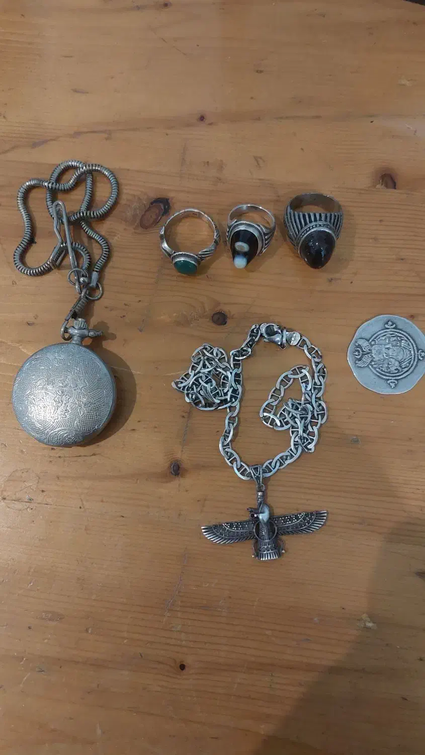 تعدادی انگشتر نقره و گردنبند و انتیک|کلکسیون اشیاء عتیقه|چالوس, |دیوار