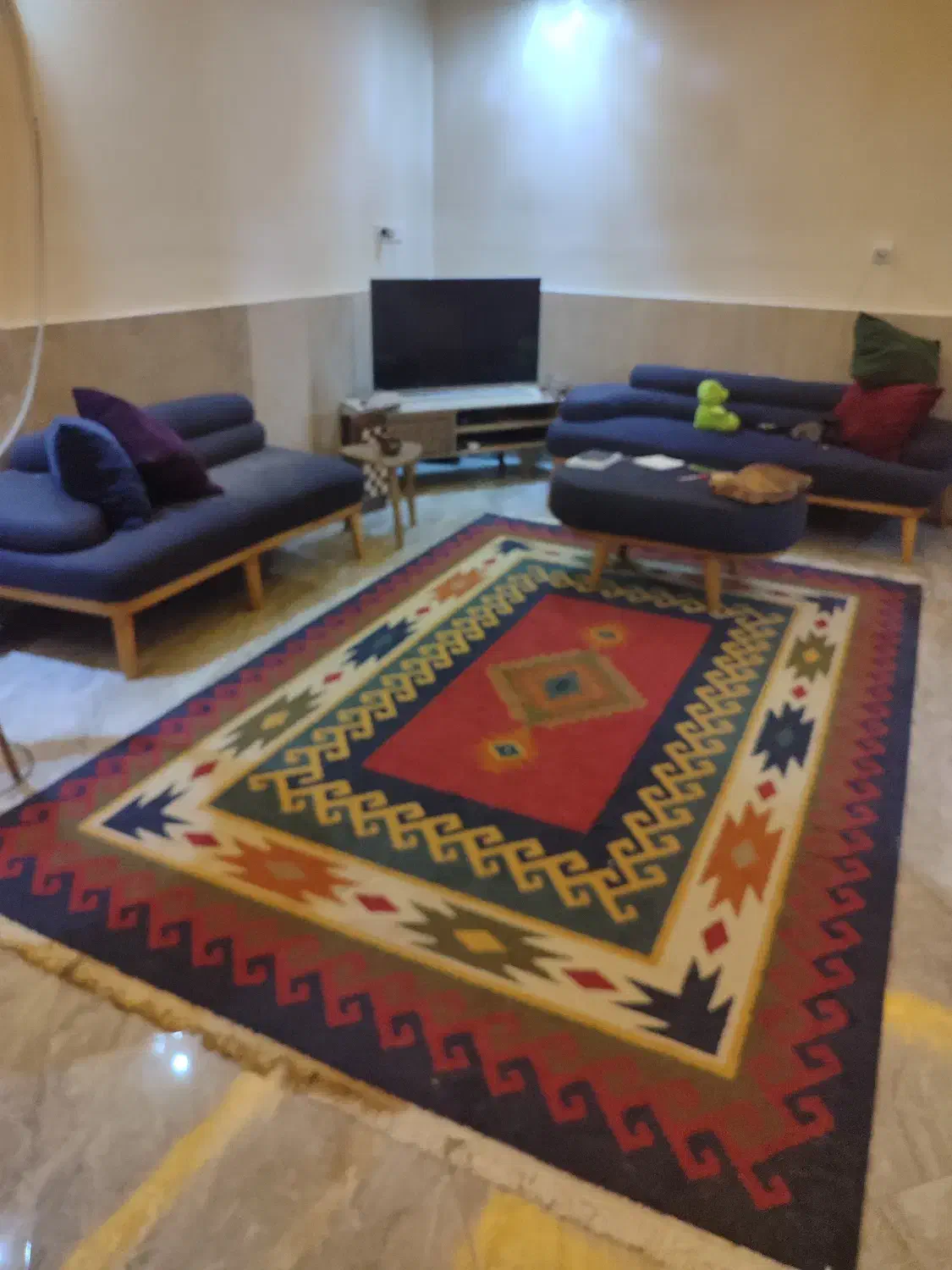 مبل ۵ نفره با میز وسط و میز کنار  و فرش و پادری|مبلمان خانگی و میز عسلی|تهران, پرواز|دیوار
