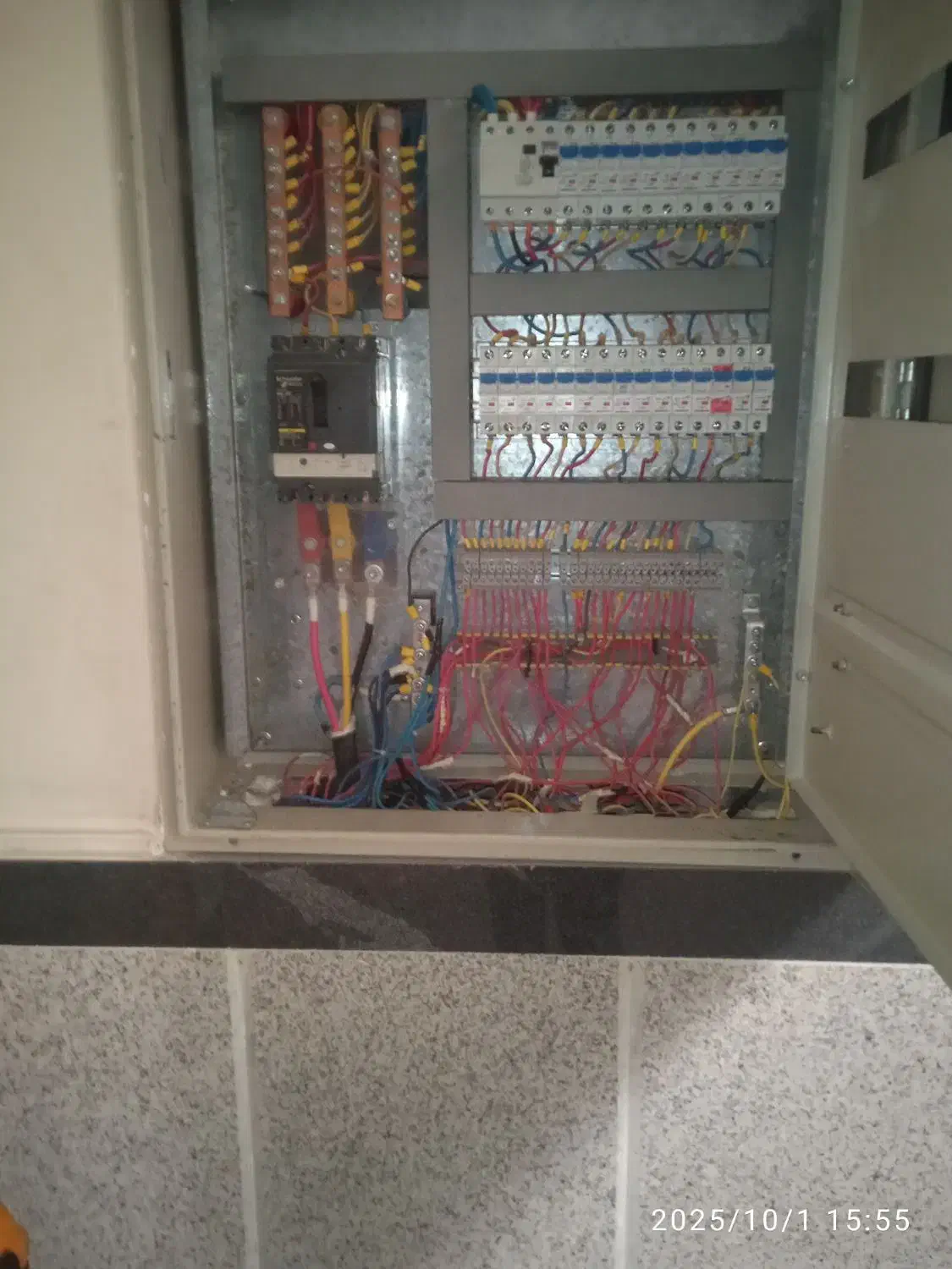 تعمیر وساخت تابلو برق صنعتی ونیم صنعتی  نصب ایفون|خدمات پیشه و مهارت|زاهدان, |دیوار