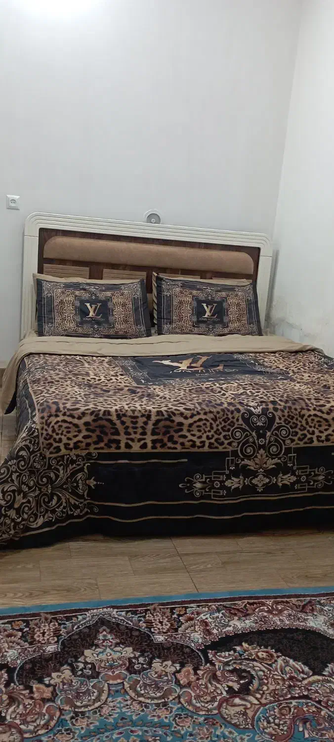 تخت خواب دونفره تمیز و سالم|تخت و سرویس خواب|سبزوار, قصبه شرقی|دیوار