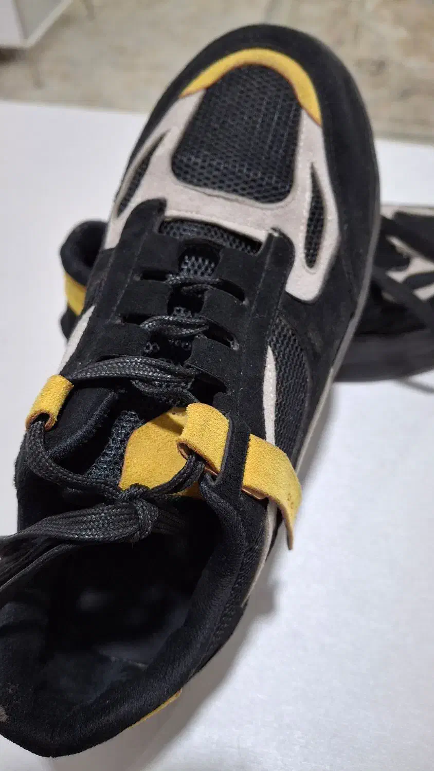 تعدای کفش و پالتو و مانتو|لباس|نسیم‌شهر, |دیوار