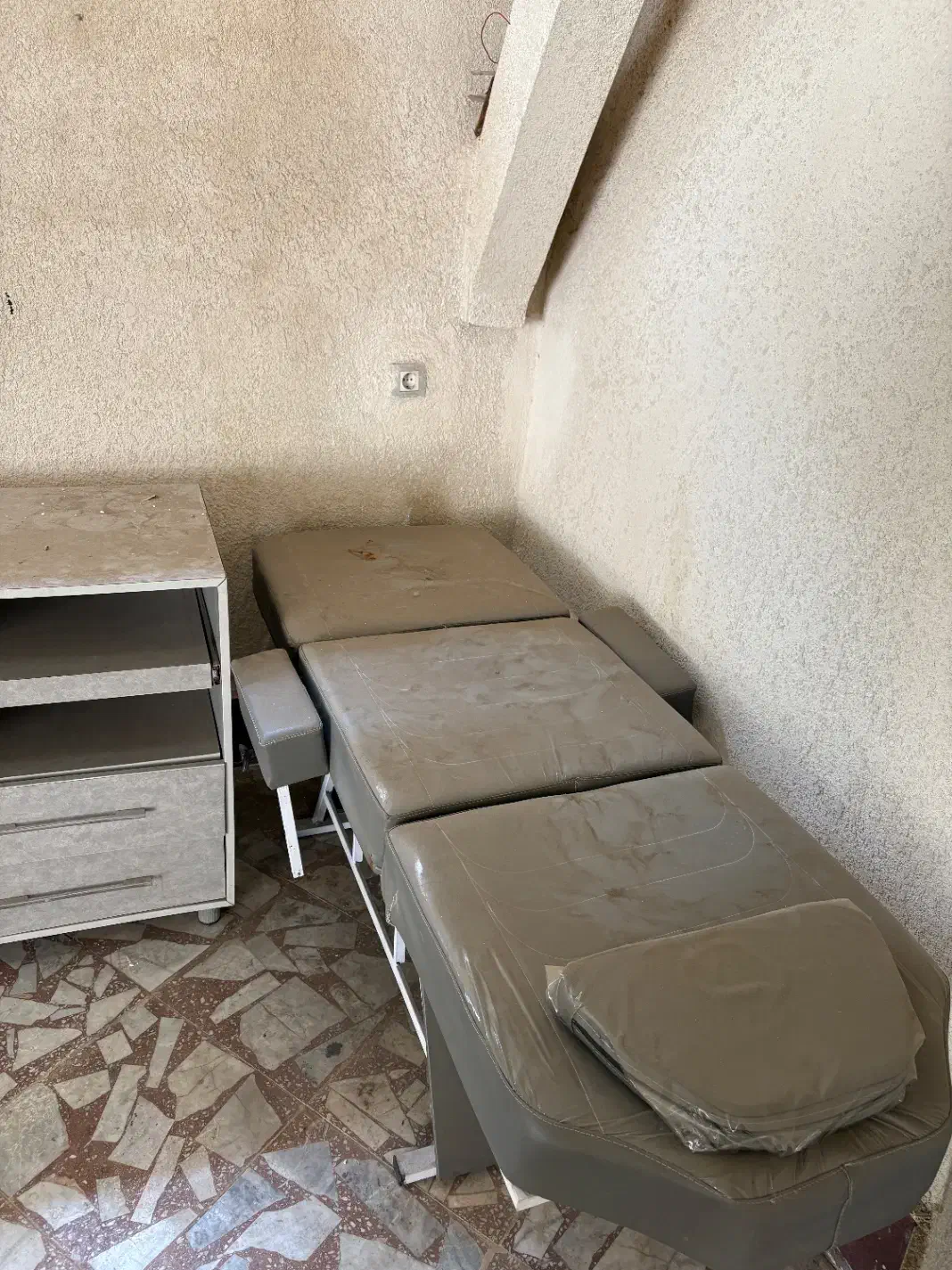 تخت ماساژ، تتو، مژه، فیشیال|آرایشگاه و سالنهای زیبایی|لاهیجان, کوی استادان|دیوار