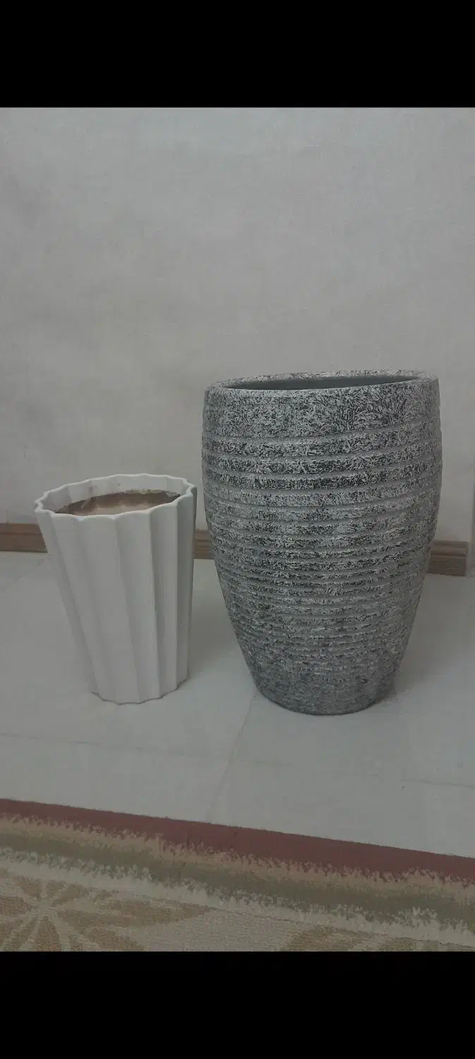 دو گلدان سالم و بزرگ|گل مصنوعی|محمدیه-قزوین, |دیوار