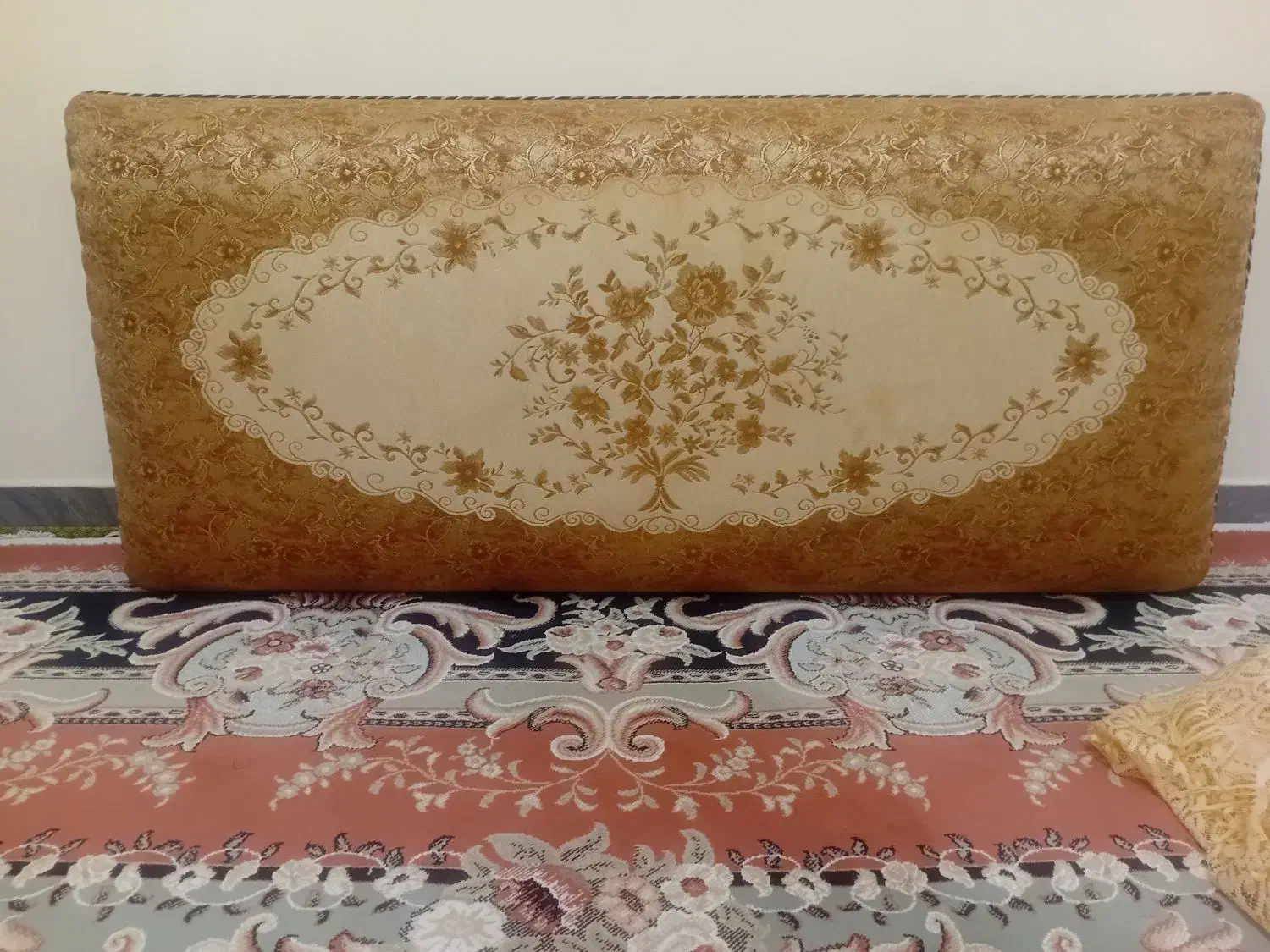 پشتی عالی وزیبا در حد نو|پشتی|ایوان, |دیوار