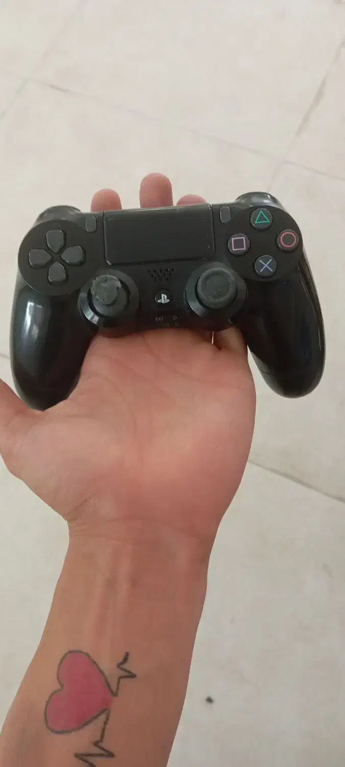 دسته PS4|کنسول، بازی ویدئویی و آنلاین|قم, سراجه (۱۵ خرداد)|دیوار