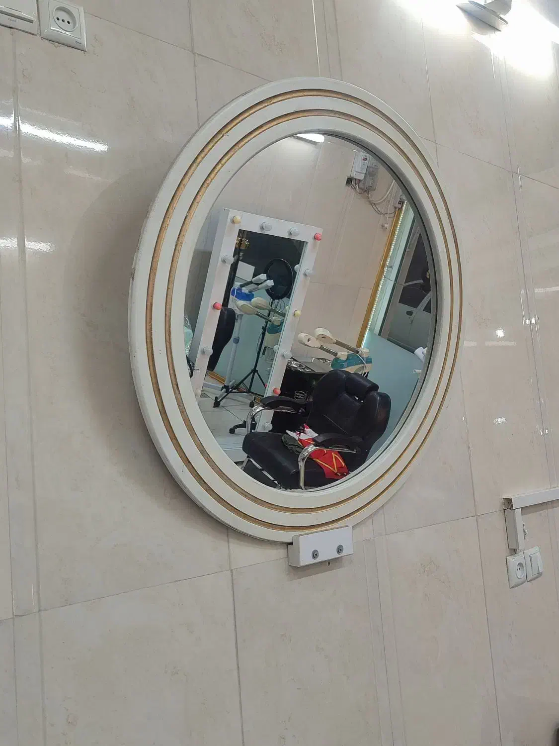 آینه گرد آرایشگاهی|آرایشگاه و سالن‌های زیبایی|قم, هفت تیر|دیوار