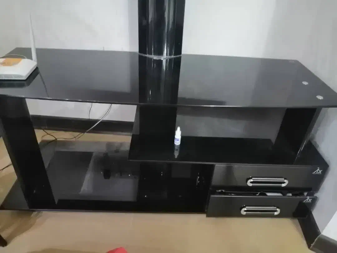 میز تلوزیون در حد نو بدون خط و خش بسیار شیک|میز تلویزیون|شیراز, شهرک گلستان|دیوار