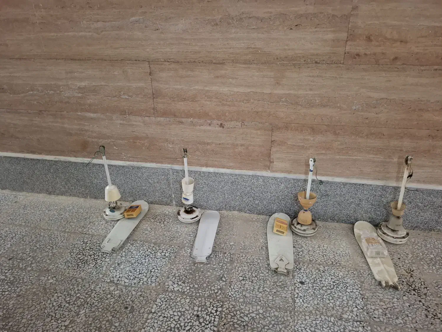 تعدادی پنکه سقفی|پنکه و تصفیهکنندهٔ هوا|بوشهر, |دیوار