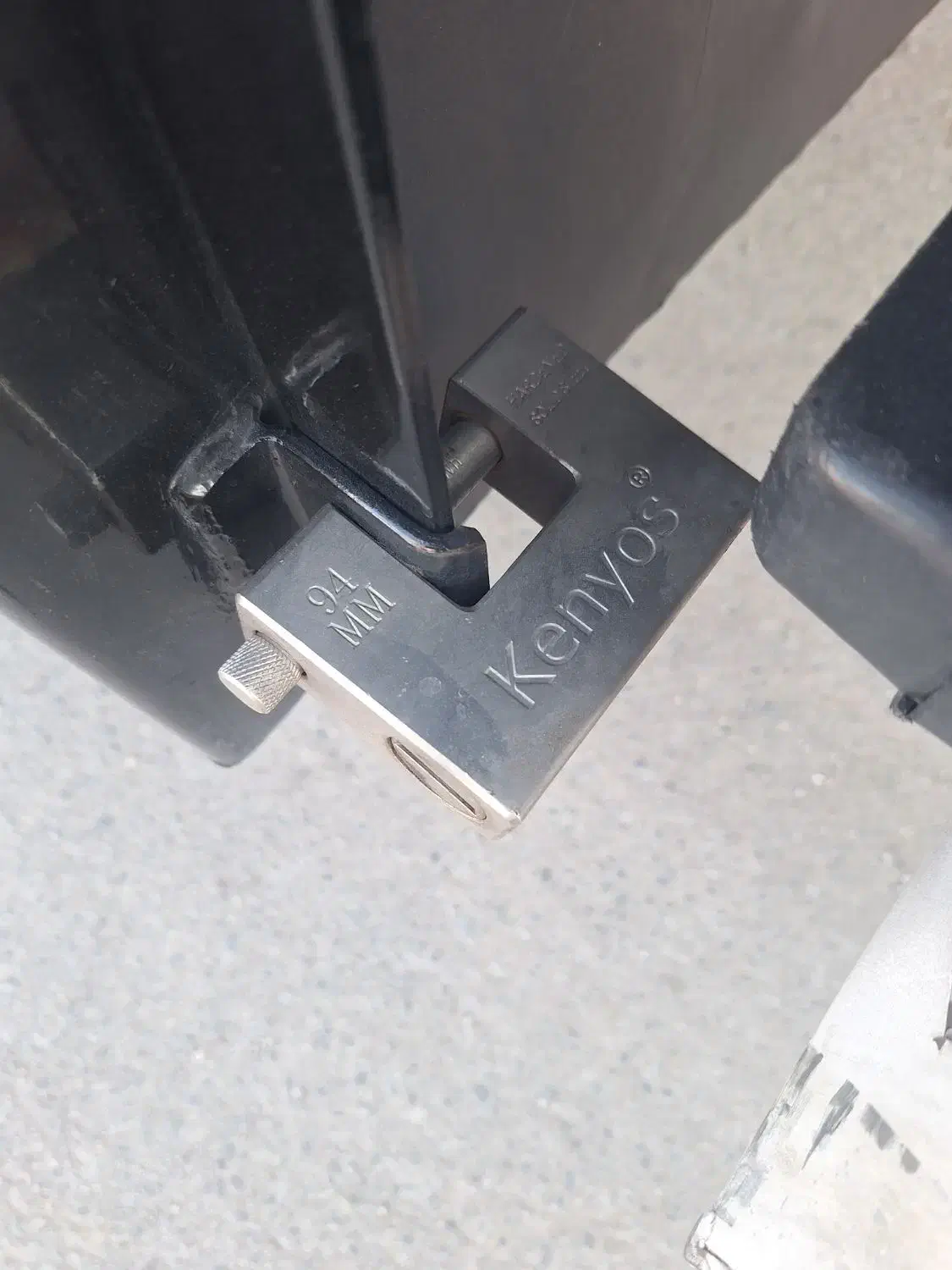 یه دسته کلیدوقفل کتابی گم شده|اشیا|طرهان, |دیوار